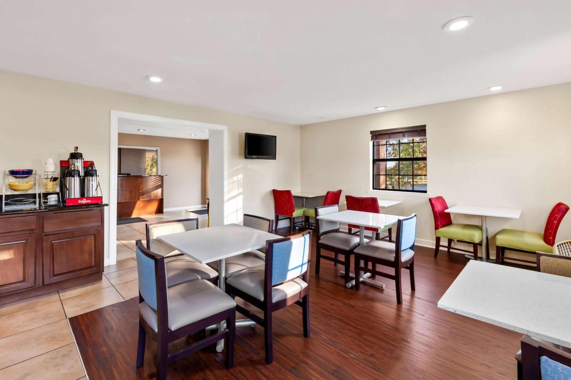 Days Inn By Wyndham Brownsville Bagian luar foto