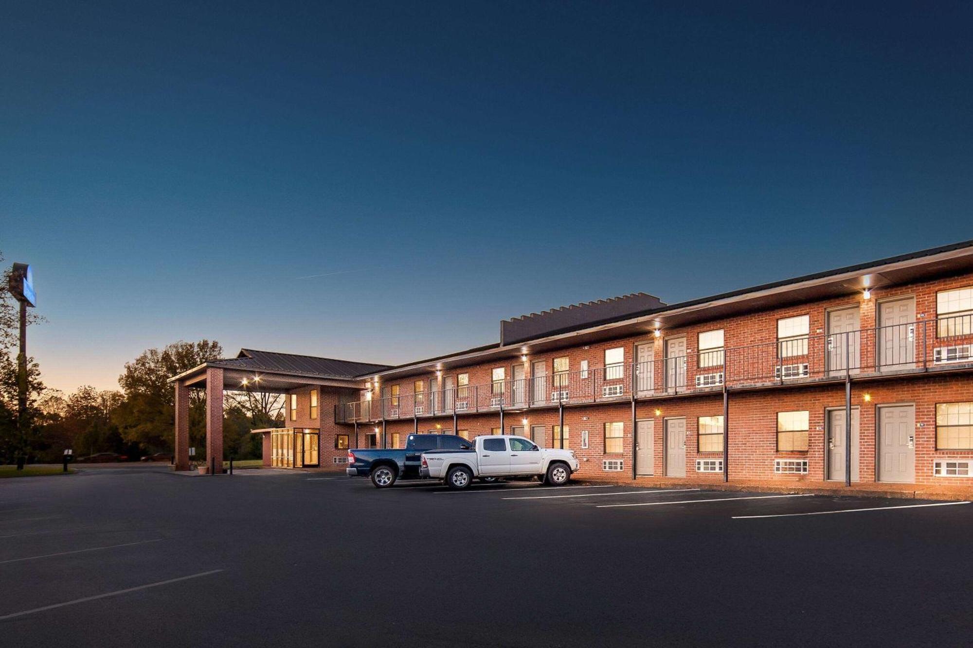 Days Inn By Wyndham Brownsville Bagian luar foto